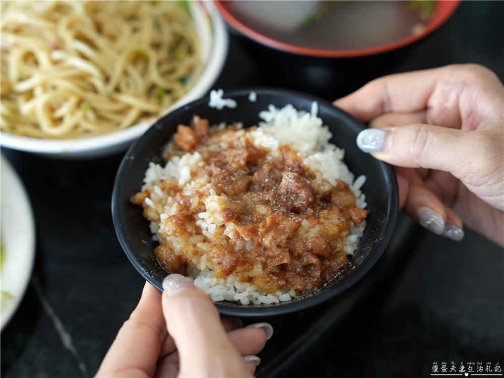 【苗栗後龍美食】『彭家滷肉飯』在地人氣小吃!滷肉飯、紅糟肉涮嘴必點! @傻蛋夫妻生活札記 【苗栗後龍美食】『彭家滷肉飯』在地人氣小吃!滷肉飯、紅糟肉涮嘴必點! @傻蛋夫妻生活札記