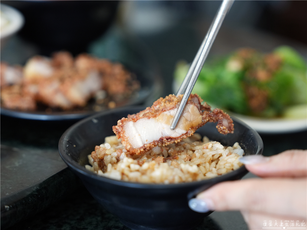 【苗栗後龍美食】『彭家滷肉飯』在地人氣小吃!滷肉飯、紅糟肉涮嘴必點! @傻蛋夫妻生活札記 【苗栗後龍美食】『彭家滷肉飯』在地人氣小吃!滷肉飯、紅糟肉涮嘴必點! @傻蛋夫妻生活札記