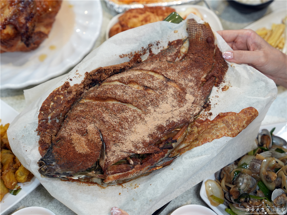 【苗栗頭份美食】『老家烤雞&養生雞湯-頭份信東店』每日限量招牌烤雞！熱炒、烤雞、雞湯一次滿足的聚餐餐廳！ @傻蛋夫妻生活札記