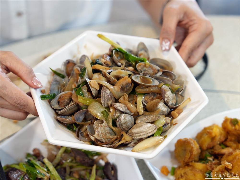 【苗栗頭份美食】『老家烤雞&養生雞湯-頭份信東店』每日限量招牌烤雞！熱炒、烤雞、雞湯一次滿足的聚餐餐廳！ @傻蛋夫妻生活札記