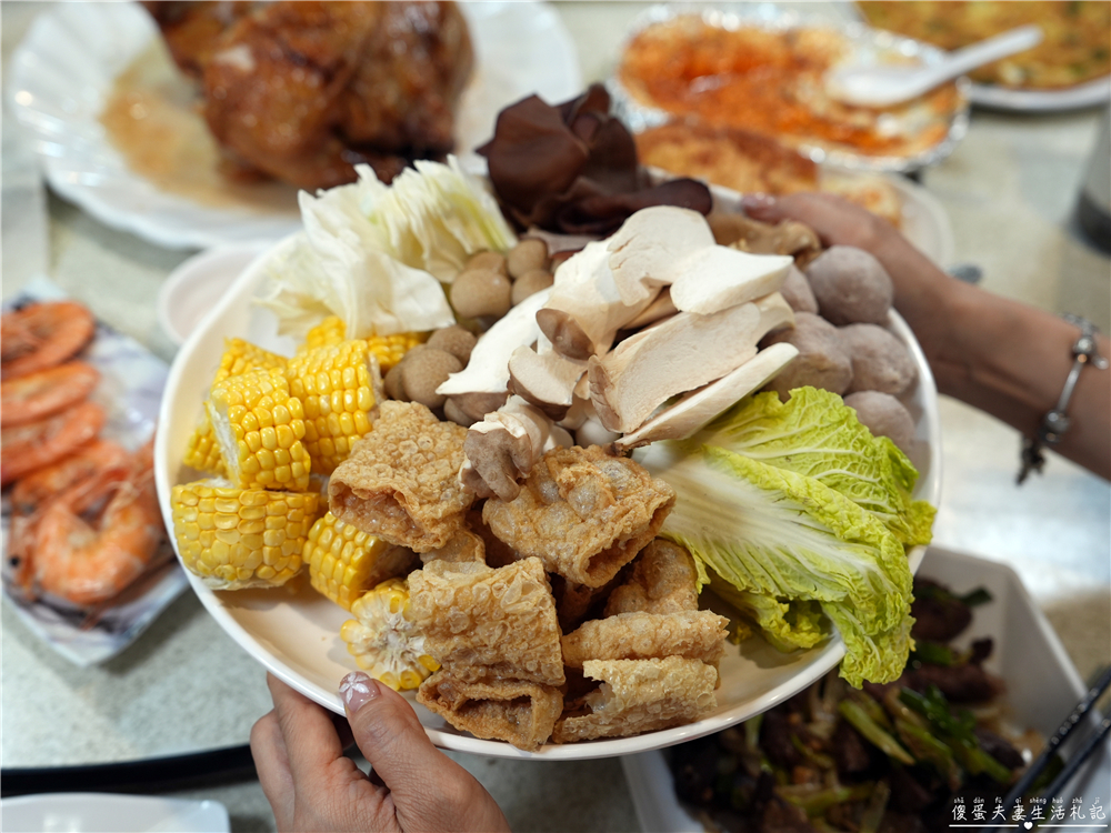 【苗栗頭份美食】『老家烤雞&養生雞湯-頭份信東店』每日限量招牌烤雞！熱炒、烤雞、雞湯一次滿足的聚餐餐廳！ @傻蛋夫妻生活札記
