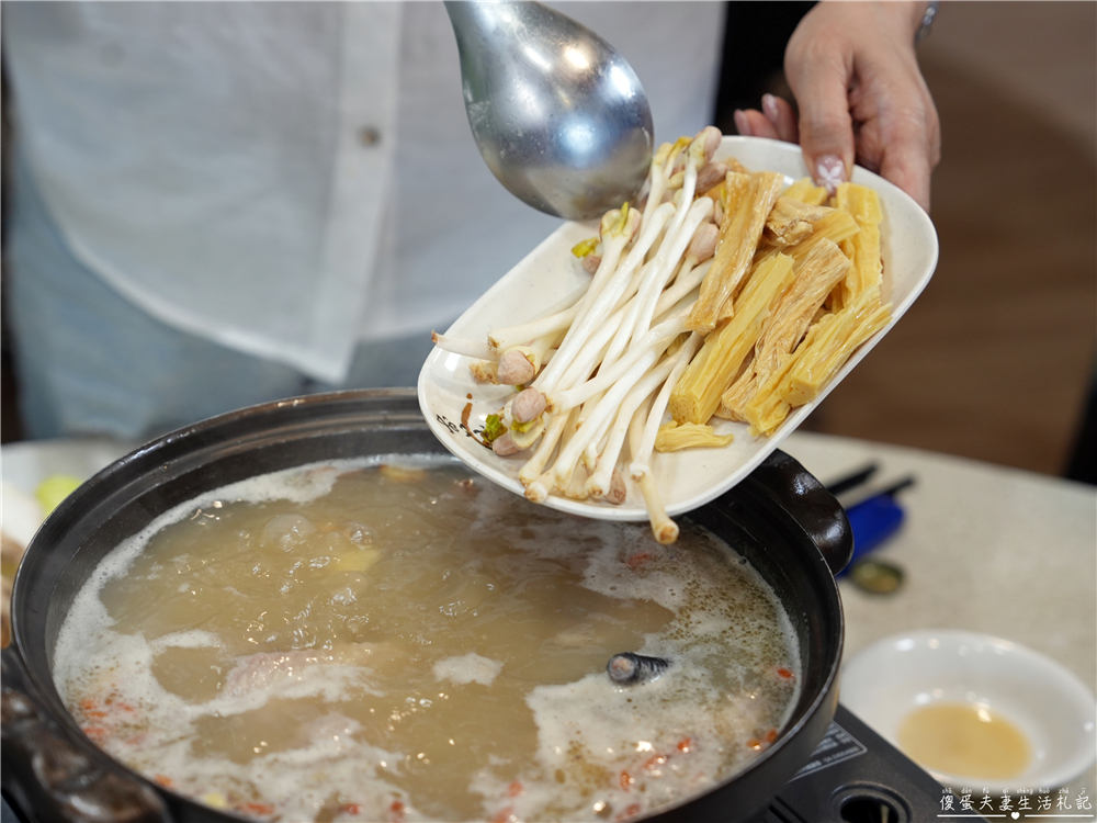 【苗栗頭份美食】『老家烤雞&養生雞湯-頭份信東店』每日限量招牌烤雞!熱炒、烤雞、雞湯一次滿足的聚餐餐廳! @傻蛋夫妻生活札記 【苗栗頭份美食】『老家烤雞&養生雞湯-頭份信東店』每日限量招牌烤雞!熱炒、烤雞、雞湯一次滿足的聚餐餐廳! @傻蛋夫妻生活札記