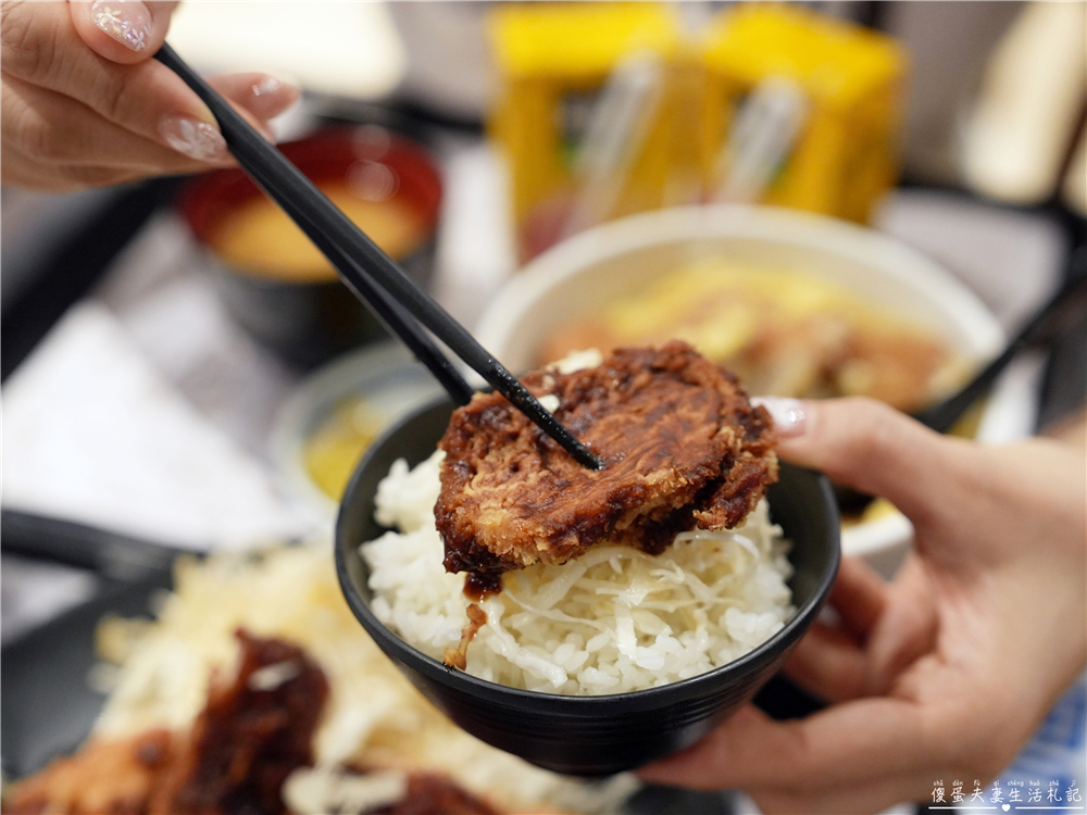 【台中東區美食】『矢場味噌豬排-台中LaLaport店』台中也吃得到名古屋80年老店！經典味噌豬排必須來一份~ @傻蛋夫妻生活札記