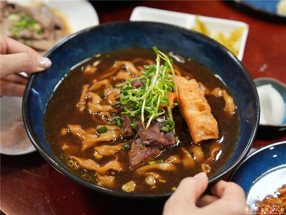 【苗栗大湖美食】『牛宮牛肉麵-苗栗大湖店』在地人氣牛肉麵！重機車友的苗栗山城私房名單！台三線跑山必吃｜72快速道路美食 @傻蛋夫妻生活札記