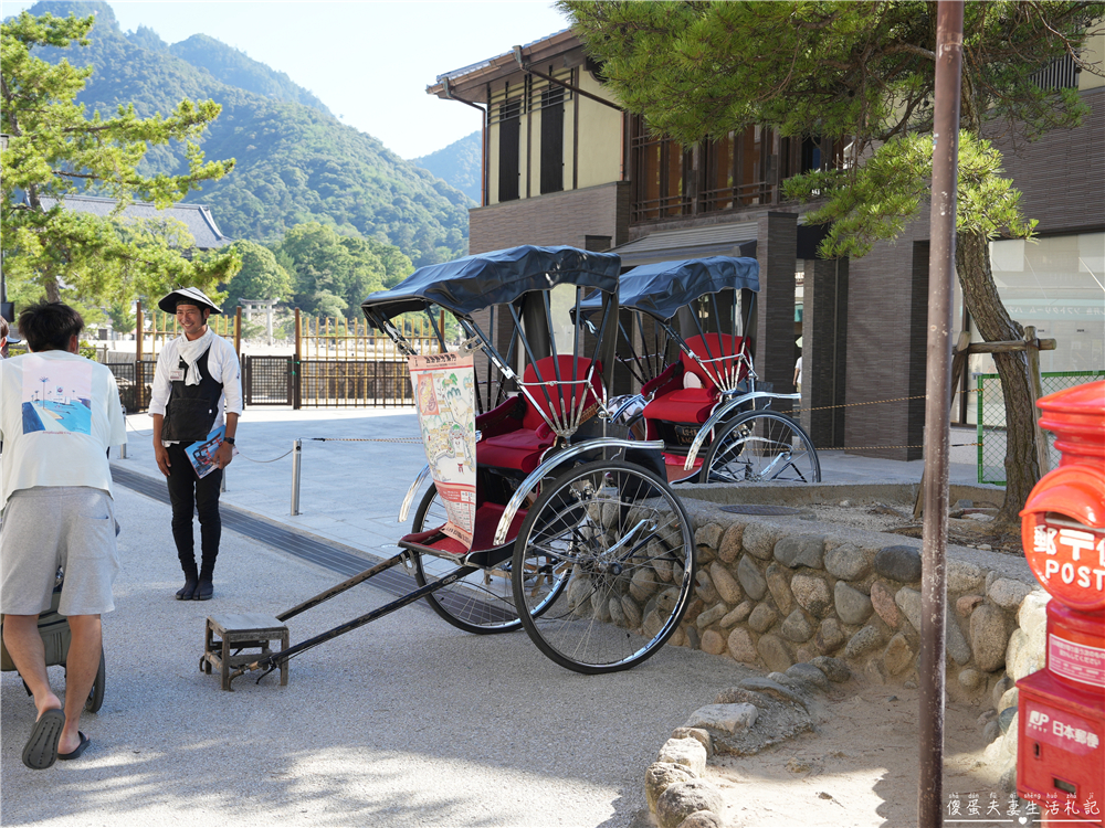 【日本廣島景點】『嚴島神社』日本三景朝聖！搭渡輪登宮島，退潮漫步大鳥居、宮島商店街美食一次收集！ @傻蛋夫妻生活札記