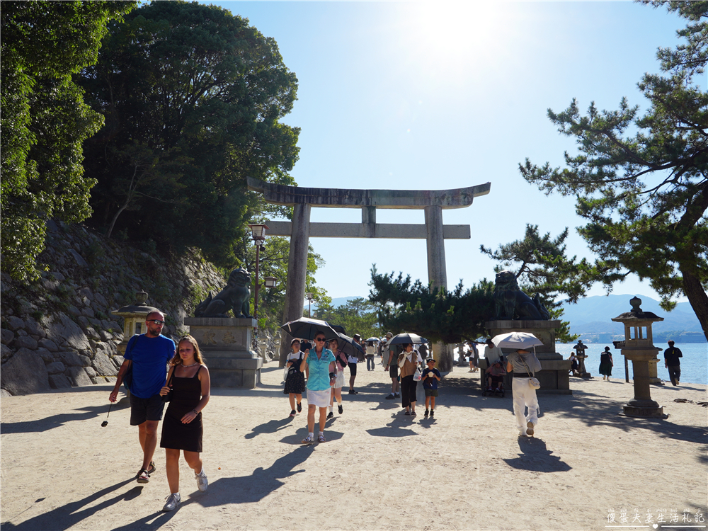 【日本廣島景點】『嚴島神社』日本三景朝聖！搭渡輪登宮島，退潮漫步大鳥居、宮島商店街美食一次收集！ @傻蛋夫妻生活札記