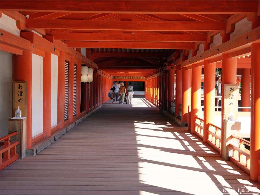 【日本廣島景點】『嚴島神社』日本三景朝聖！搭渡輪登宮島，退潮漫步大鳥居、宮島商店街美食一次收集！ @傻蛋夫妻生活札記
