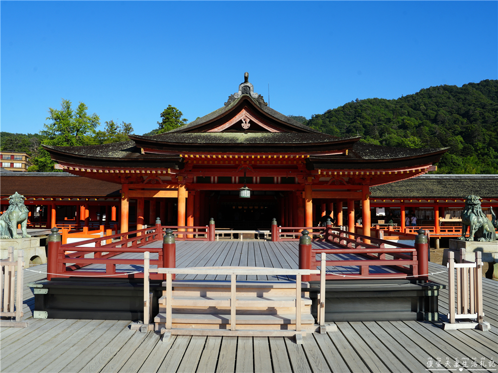 【日本廣島景點】『嚴島神社』日本三景朝聖！搭渡輪登宮島，退潮漫步大鳥居、宮島商店街美食一次收集！ @傻蛋夫妻生活札記