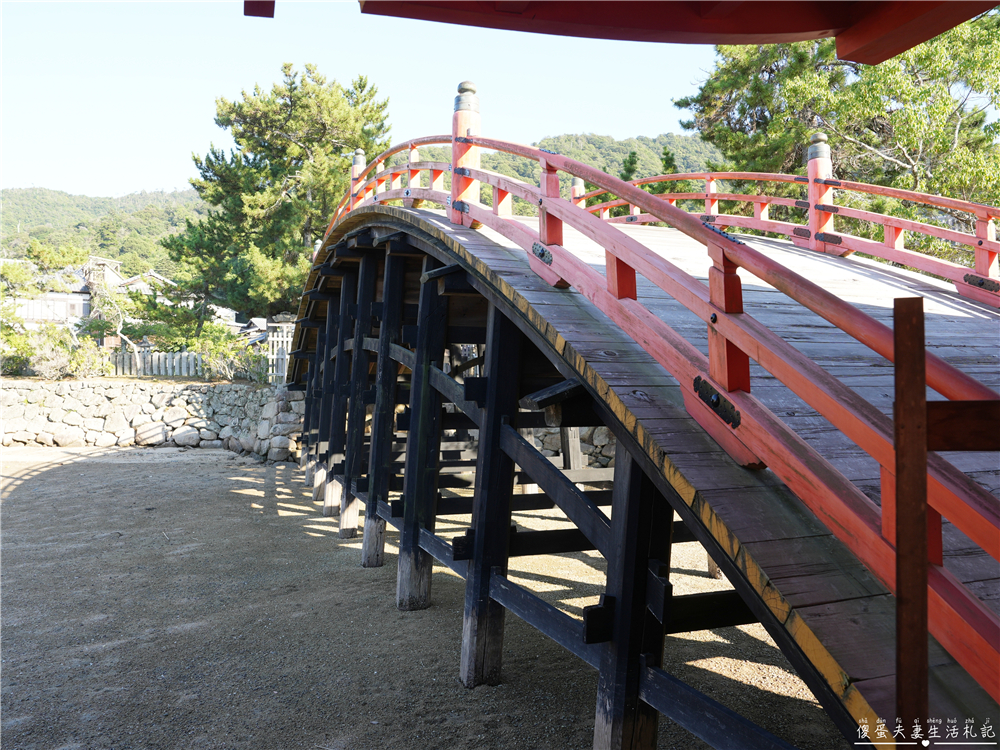 【日本廣島景點】『嚴島神社』日本三景朝聖!搭渡輪登宮島,退潮漫步大鳥居、宮島商店街美食一次收集! @傻蛋夫妻生活札記 【日本廣島景點】『嚴島神社』日本三景朝聖!搭渡輪登宮島,退潮漫步大鳥居、宮島商店街美食一次收集! @傻蛋夫妻生活札記