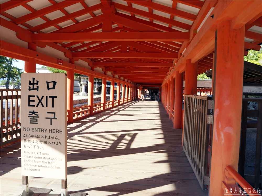 【日本廣島景點】『嚴島神社』日本三景朝聖！搭渡輪登宮島，退潮漫步大鳥居、宮島商店街美食一次收集！ @傻蛋夫妻生活札記