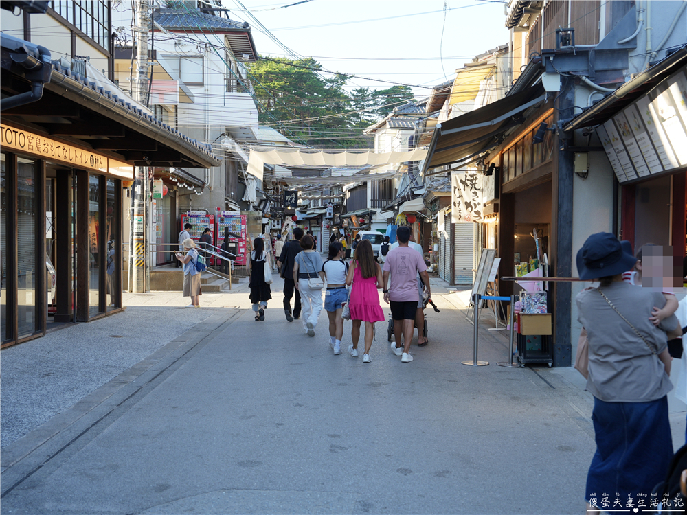 【日本廣島景點】『嚴島神社』日本三景朝聖!搭渡輪登宮島,退潮漫步大鳥居、宮島商店街美食一次收集! @傻蛋夫妻生活札記 【日本廣島景點】『嚴島神社』日本三景朝聖!搭渡輪登宮島,退潮漫步大鳥居、宮島商店街美食一次收集! @傻蛋夫妻生活札記