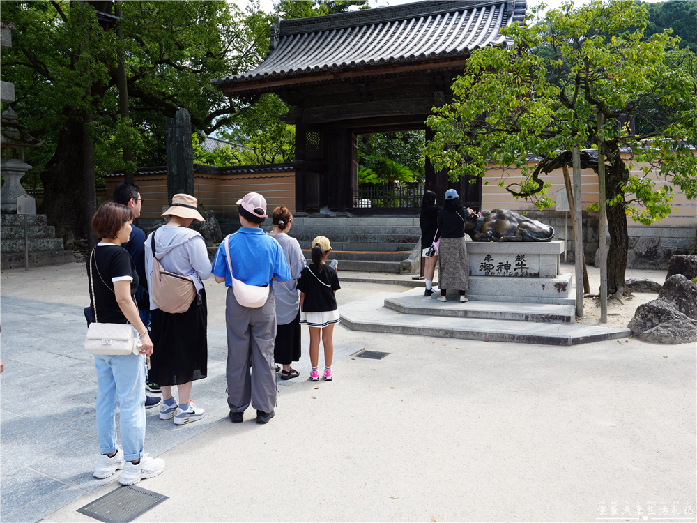 【日本福岡景點】『太宰府天滿宮』一路吃進天滿宮!表參道美食、御神牛與水占卜一次收集! @傻蛋夫妻生活札記 【日本福岡景點】『太宰府天滿宮』一路吃進天滿宮!表參道美食、御神牛與水占卜一次收集! @傻蛋夫妻生活札記