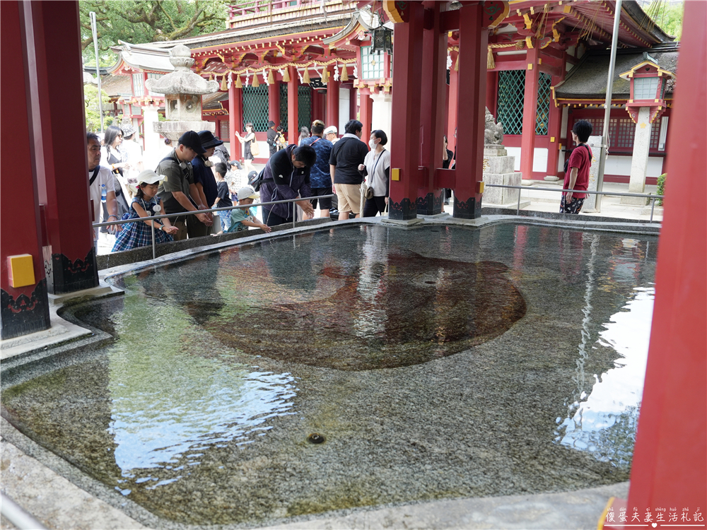 【日本福岡景點】『太宰府天滿宮』一路吃進天滿宮!表參道美食、御神牛與水占卜一次收集! @傻蛋夫妻生活札記 【日本福岡景點】『太宰府天滿宮』一路吃進天滿宮!表參道美食、御神牛與水占卜一次收集! @傻蛋夫妻生活札記
