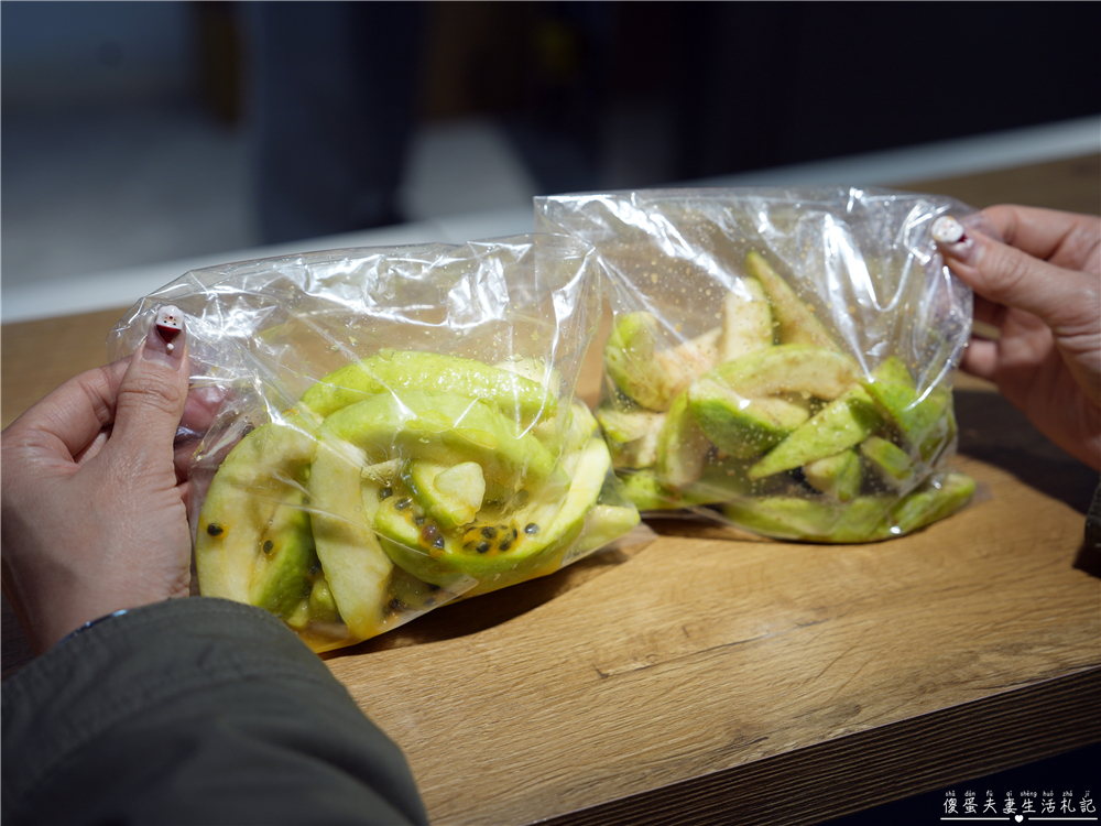 【苗栗市美食】『水金哥甘草芭樂』爽脆多汁又解膩！火旁人市集裡的清爽系小吃！ @傻蛋夫妻生活札記