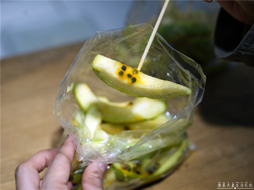 【苗栗市美食】『水金哥甘草芭樂』爽脆多汁又解膩！火旁人市集裡的清爽系小吃！ @傻蛋夫妻生活札記