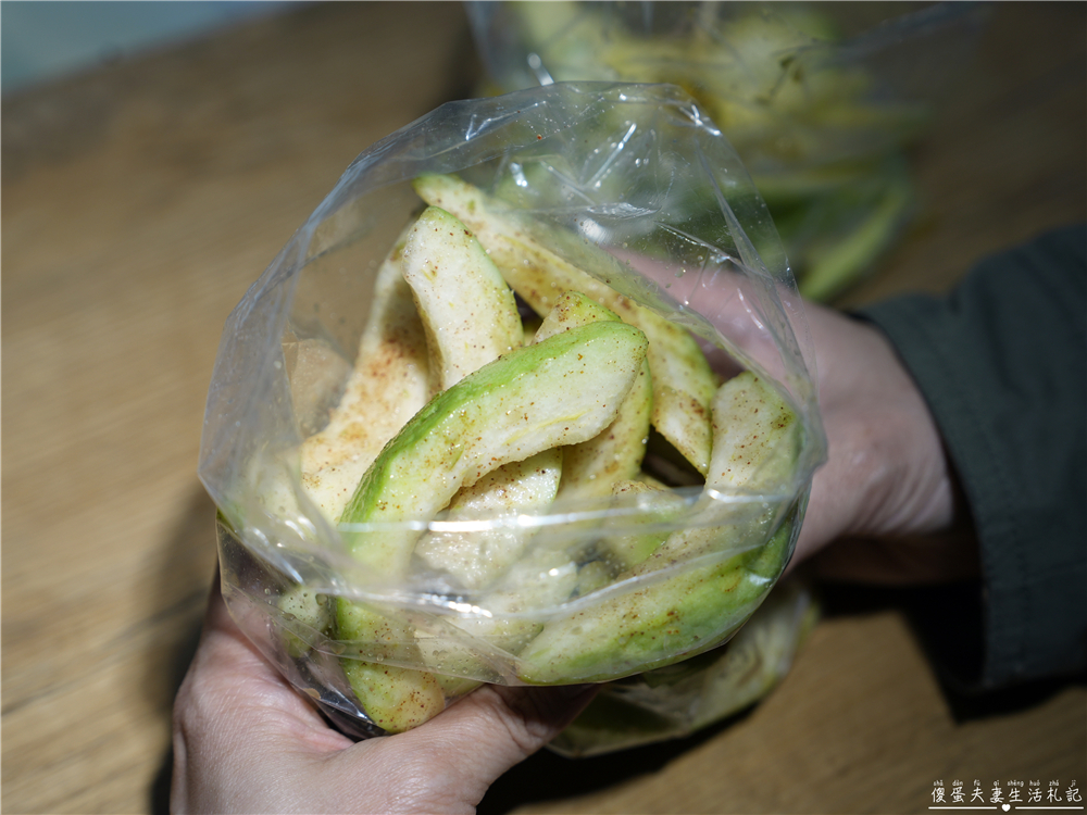 【苗栗市美食】『水金哥甘草芭樂』爽脆多汁又解膩！火旁人市集裡的清爽系小吃！ @傻蛋夫妻生活札記