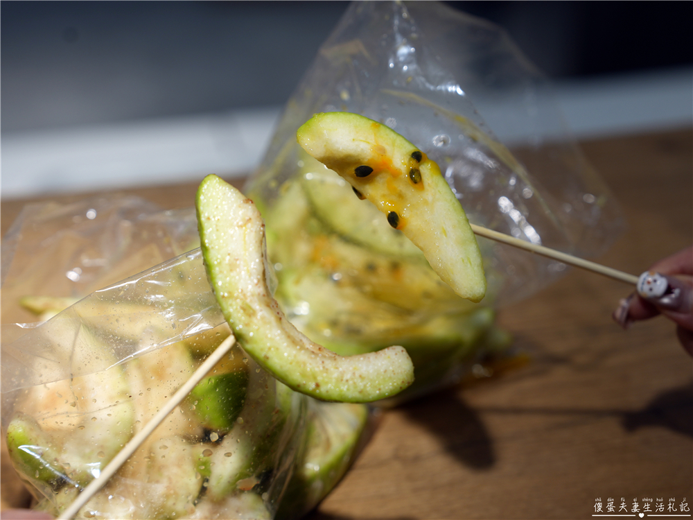 【苗栗市美食】『水金哥甘草芭樂』爽脆多汁又解膩！火旁人市集裡的清爽系小吃！ @傻蛋夫妻生活札記