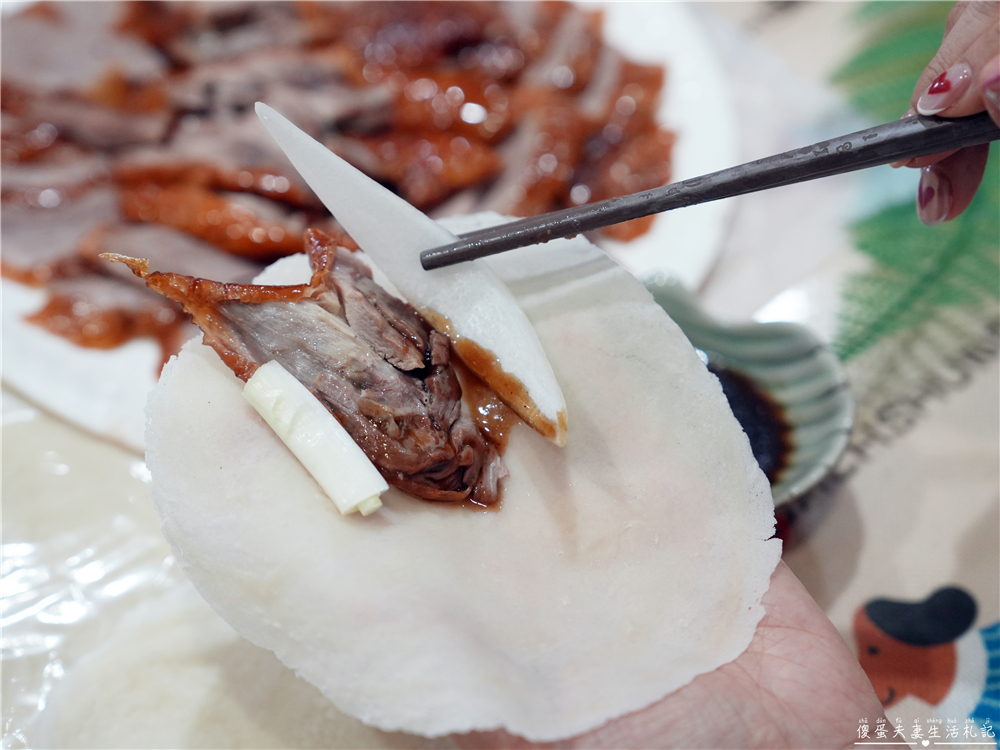 【桃園平鎮美食】『鼎泰香台式烤鴨』份量十足一鴨二吃！鮮嫩多汁的平鎮超人氣烤鴨！ @傻蛋夫妻生活札記