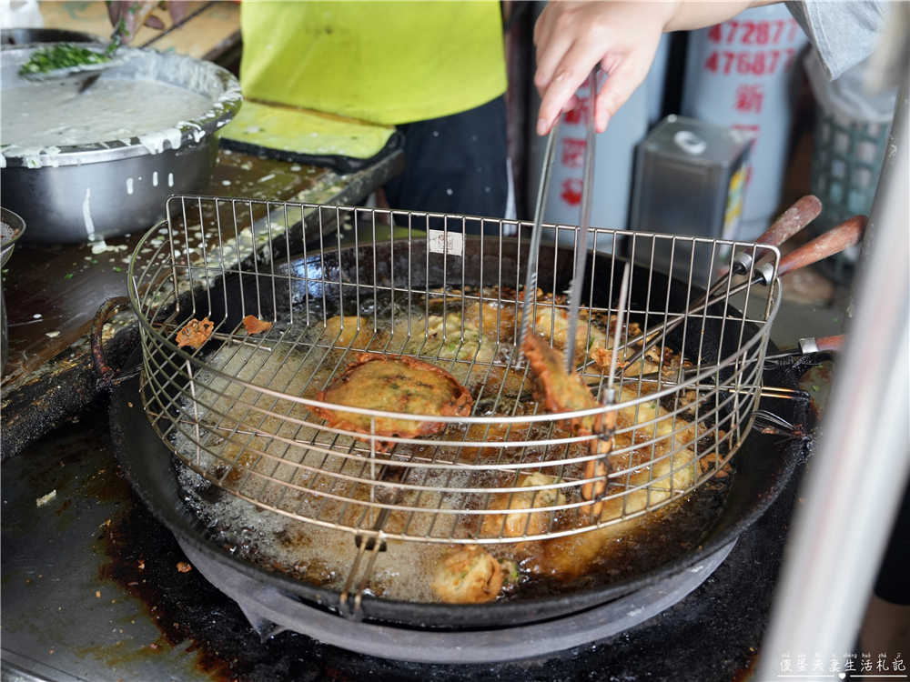 【苗栗竹南美食】『萬里香粔粿』竹南超人氣排隊炸物！現炸春捲、粔粿外酥內Q，放冷也好吃！ @傻蛋夫妻生活札記