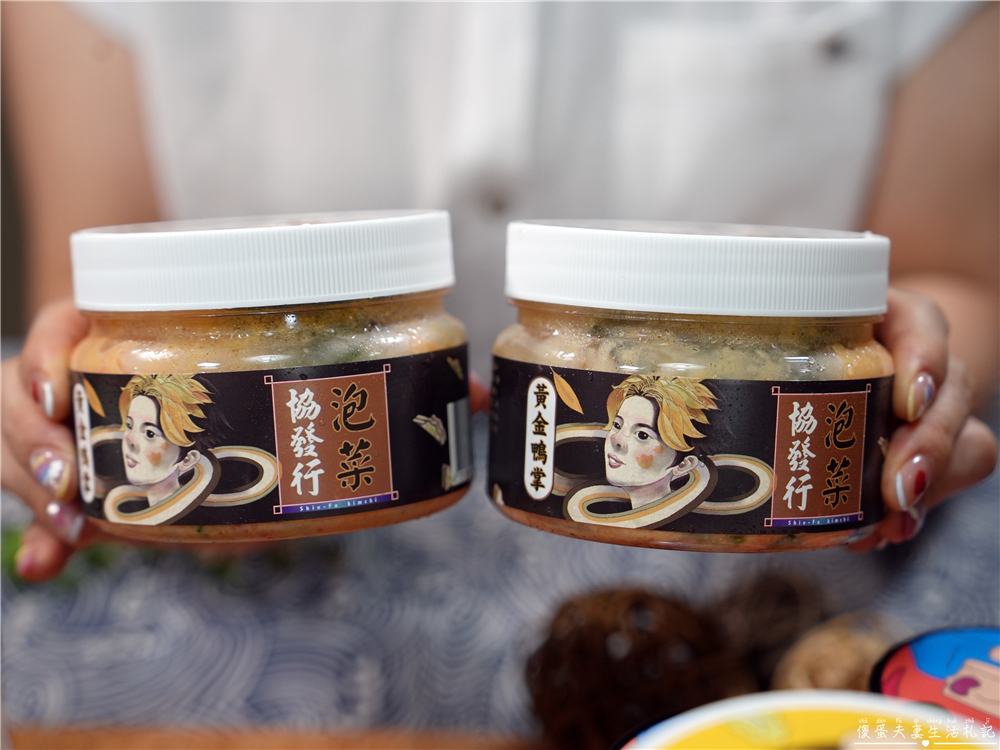 【宅配美食】『協發行泡菜』金門人氣團購美食！月銷超過10萬瓶，催淚皮蛋拌醬、開燻蒜苗鴨一次滿足！ @傻蛋夫妻生活札記