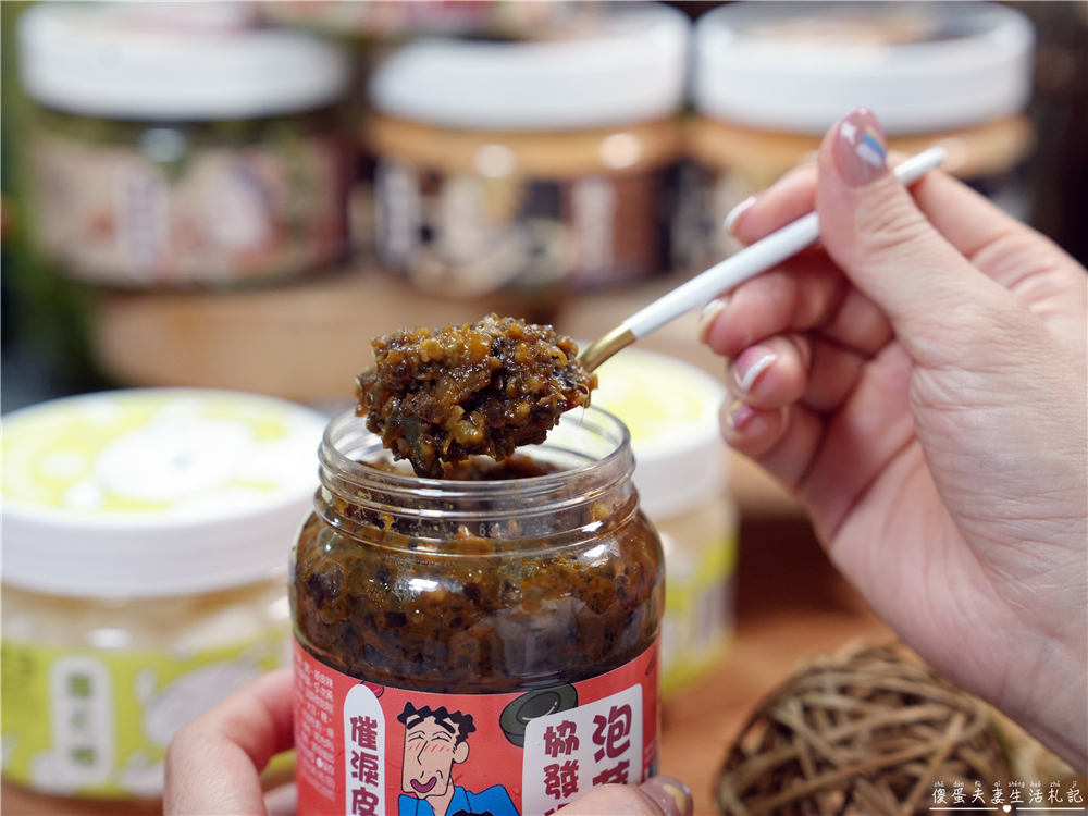 【宅配美食】『協發行泡菜』金門人氣團購美食！月銷超過10萬瓶，催淚皮蛋拌醬、開燻蒜苗鴨一次滿足！ @傻蛋夫妻生活札記