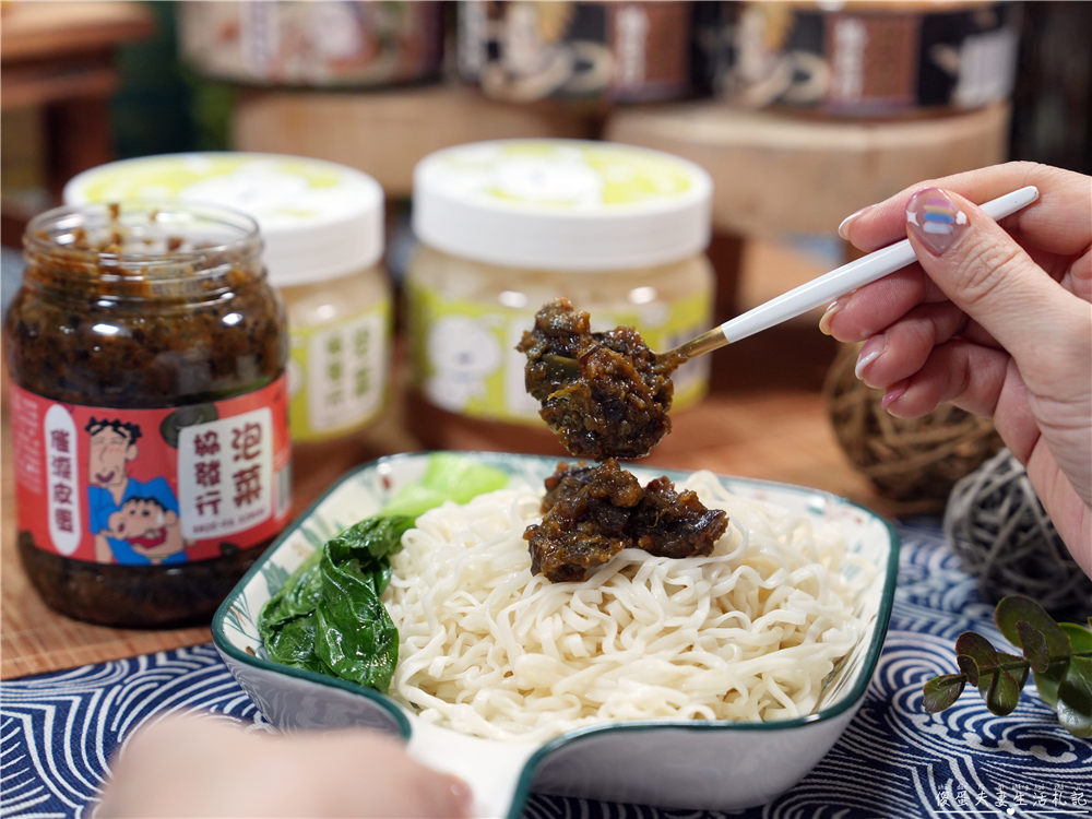 【宅配美食】『協發行泡菜』金門人氣團購美食！月銷超過10萬瓶，催淚皮蛋拌醬、開燻蒜苗鴨一次滿足！ @傻蛋夫妻生活札記