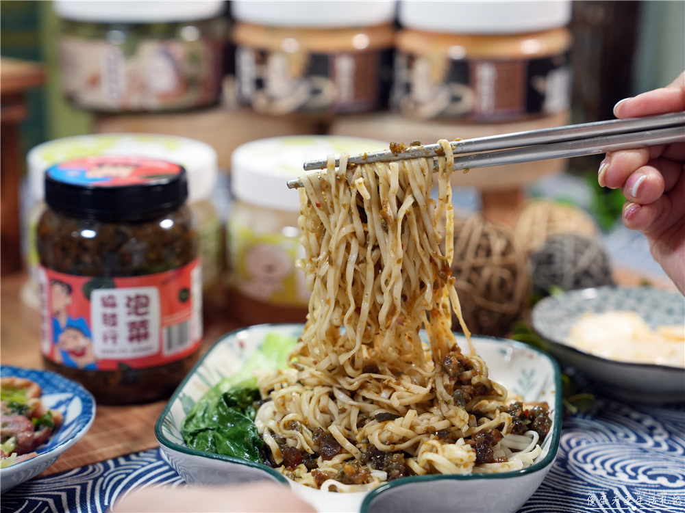 【宅配美食】『協發行泡菜』金門人氣團購美食！月銷超過10萬瓶，催淚皮蛋拌醬、開燻蒜苗鴨一次滿足！ @傻蛋夫妻生活札記