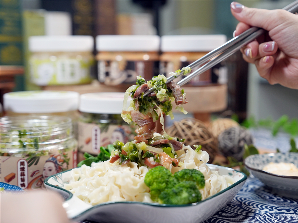 【宅配美食】『協發行泡菜』金門人氣團購美食！月銷超過10萬瓶，催淚皮蛋拌醬、開燻蒜苗鴨一次滿足！ @傻蛋夫妻生活札記