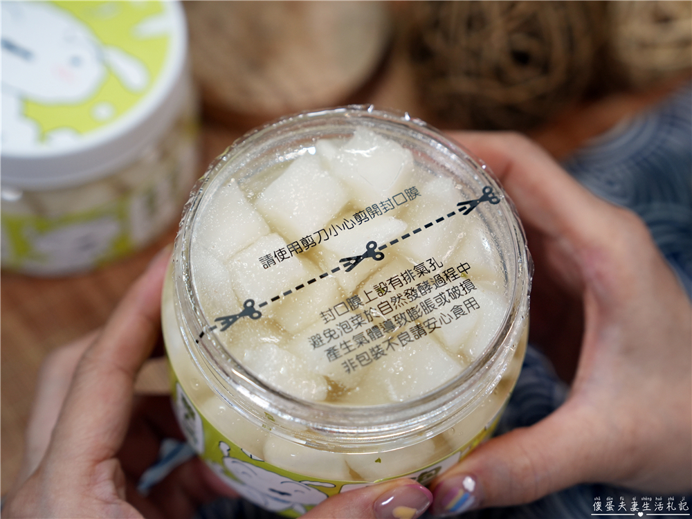 【宅配美食】『協發行泡菜』金門人氣團購美食！月銷超過10萬瓶，催淚皮蛋拌醬、開燻蒜苗鴨一次滿足！ @傻蛋夫妻生活札記