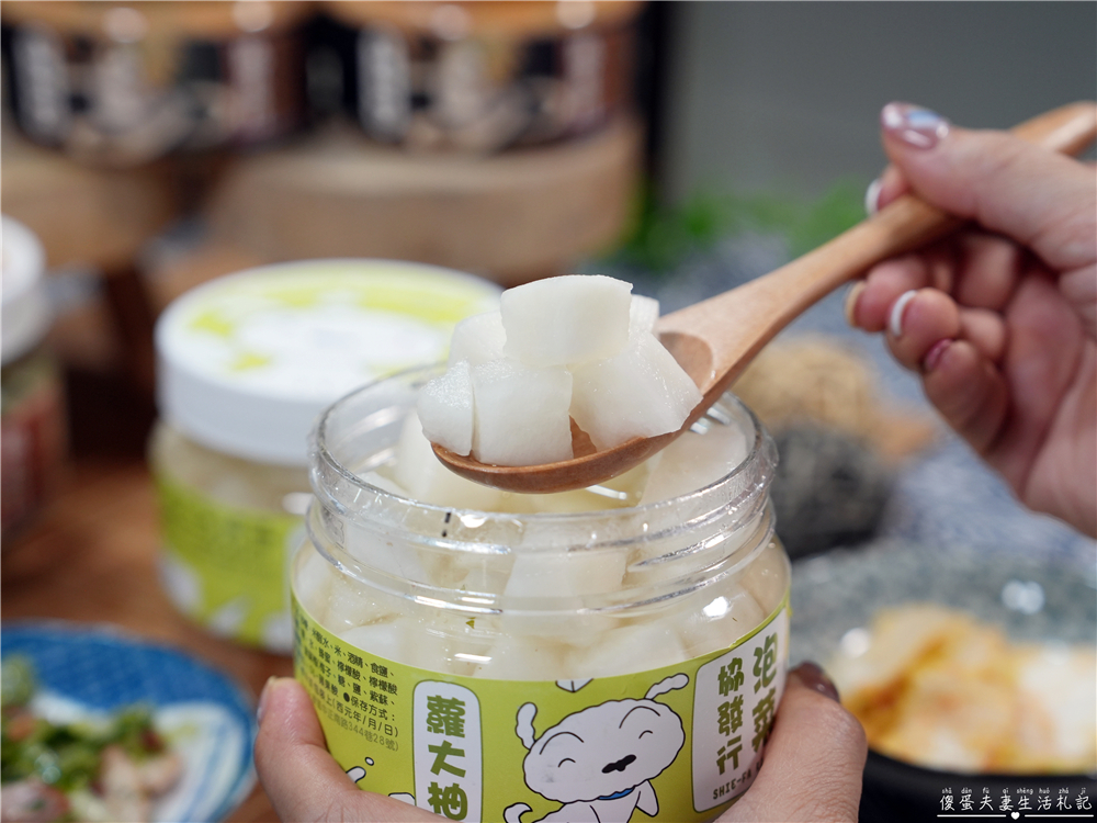 【宅配美食】『協發行泡菜』金門人氣團購美食！月銷超過10萬瓶，催淚皮蛋拌醬、開燻蒜苗鴨一次滿足！ @傻蛋夫妻生活札記