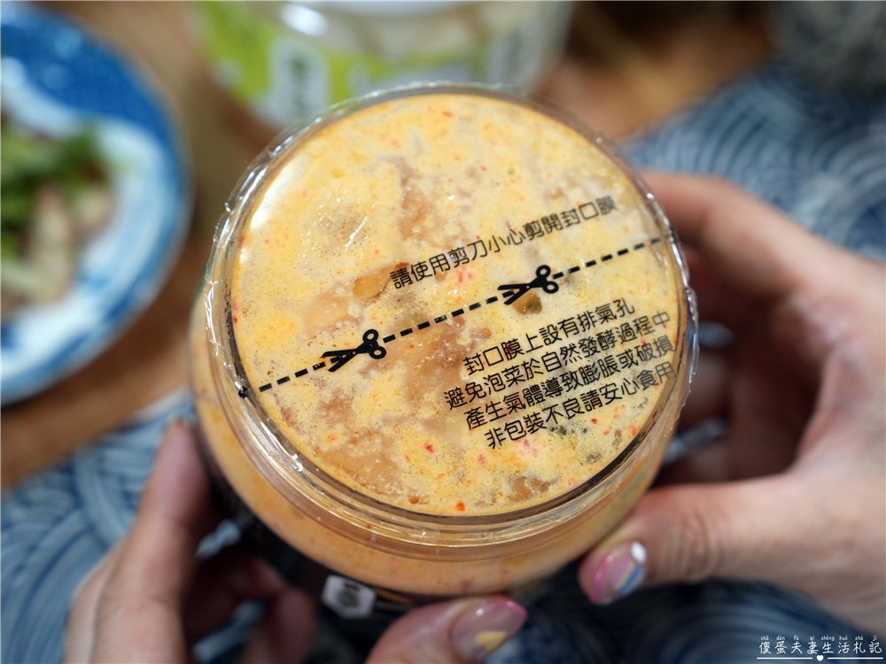 【宅配美食】『協發行泡菜』金門人氣團購美食！月銷超過10萬瓶，催淚皮蛋拌醬、開燻蒜苗鴨一次滿足！ @傻蛋夫妻生活札記