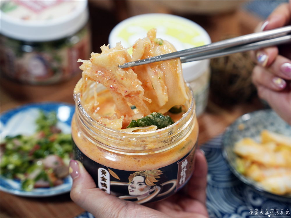 【宅配美食】『協發行泡菜』金門人氣團購美食！月銷超過10萬瓶，催淚皮蛋拌醬、開燻蒜苗鴨一次滿足！ @傻蛋夫妻生活札記