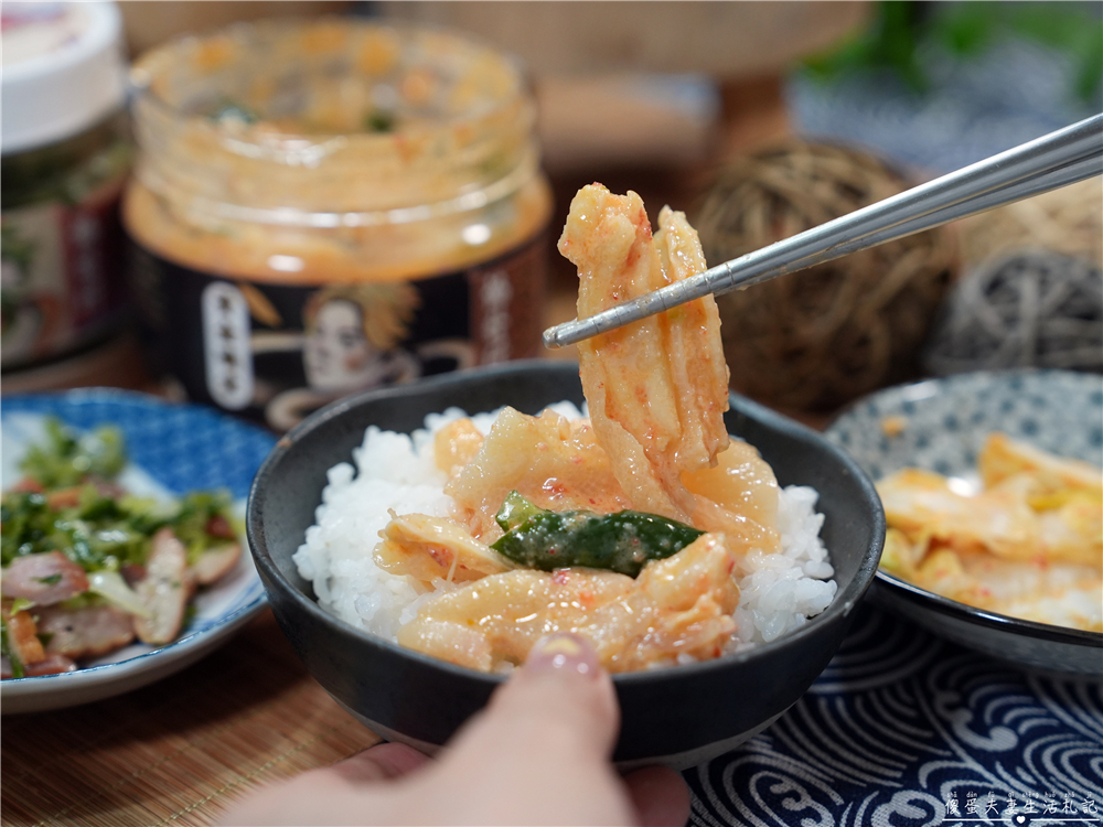 【宅配美食】『協發行泡菜』金門人氣團購美食！月銷超過10萬瓶，催淚皮蛋拌醬、開燻蒜苗鴨一次滿足！ @傻蛋夫妻生活札記