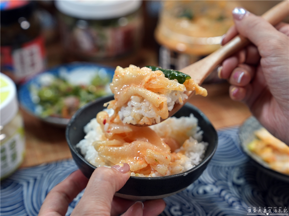 【宅配美食】『協發行泡菜』金門人氣團購美食！月銷超過10萬瓶，催淚皮蛋拌醬、開燻蒜苗鴨一次滿足！ @傻蛋夫妻生活札記