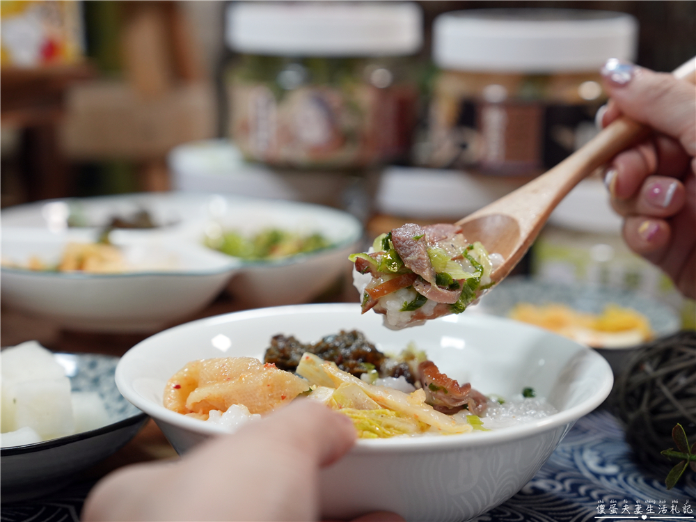 【宅配美食】『協發行泡菜』金門人氣團購美食！月銷超過10萬瓶，催淚皮蛋拌醬、開燻蒜苗鴨一次滿足！ @傻蛋夫妻生活札記