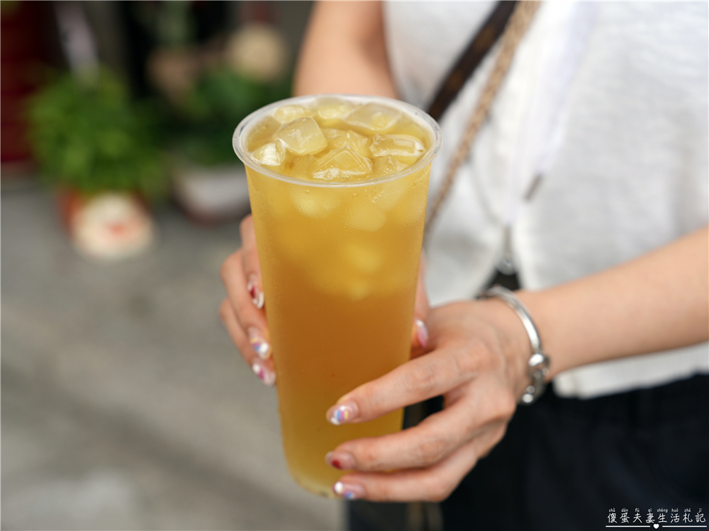 【苗栗頭份美食】『穩飲茶府-頭份尚順府』Threads上爆紅冰磚茶飲！無咖啡因蕎麥系列閃亮登場！ @傻蛋夫妻生活札記