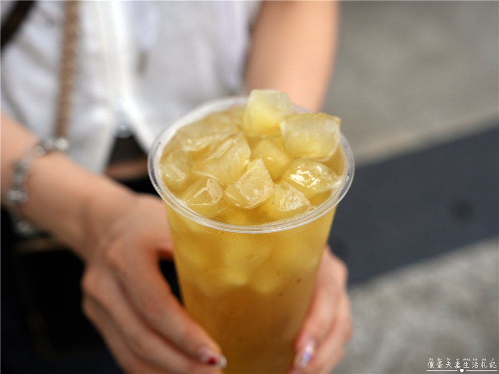 【苗栗頭份美食】『穩飲茶府-頭份尚順府』Threads上爆紅冰磚茶飲！無咖啡因蕎麥系列閃亮登場！ @傻蛋夫妻生活札記