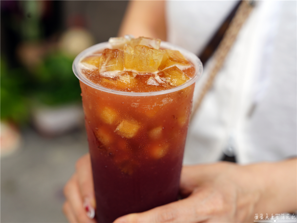 【苗栗頭份美食】『穩飲茶府-頭份尚順府』Threads上爆紅冰磚茶飲！無咖啡因蕎麥系列閃亮登場！ @傻蛋夫妻生活札記