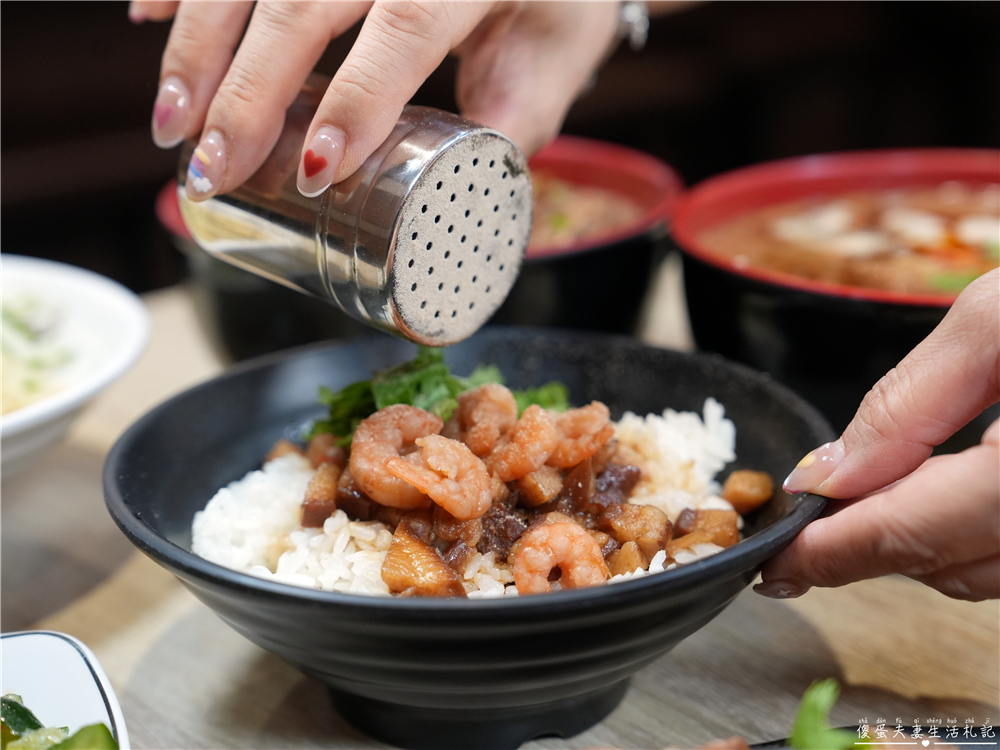 【苗栗頭份美食】『戀上麵線』不只有麵線!肉圓、油飯、鍋燒通通吃得到,豐盛的在地日常小吃! @傻蛋夫妻生活札記 【苗栗頭份美食】『戀上麵線』不只有麵線!肉圓、油飯、鍋燒通通吃得到,豐盛的在地日常小吃! @傻蛋夫妻生活札記