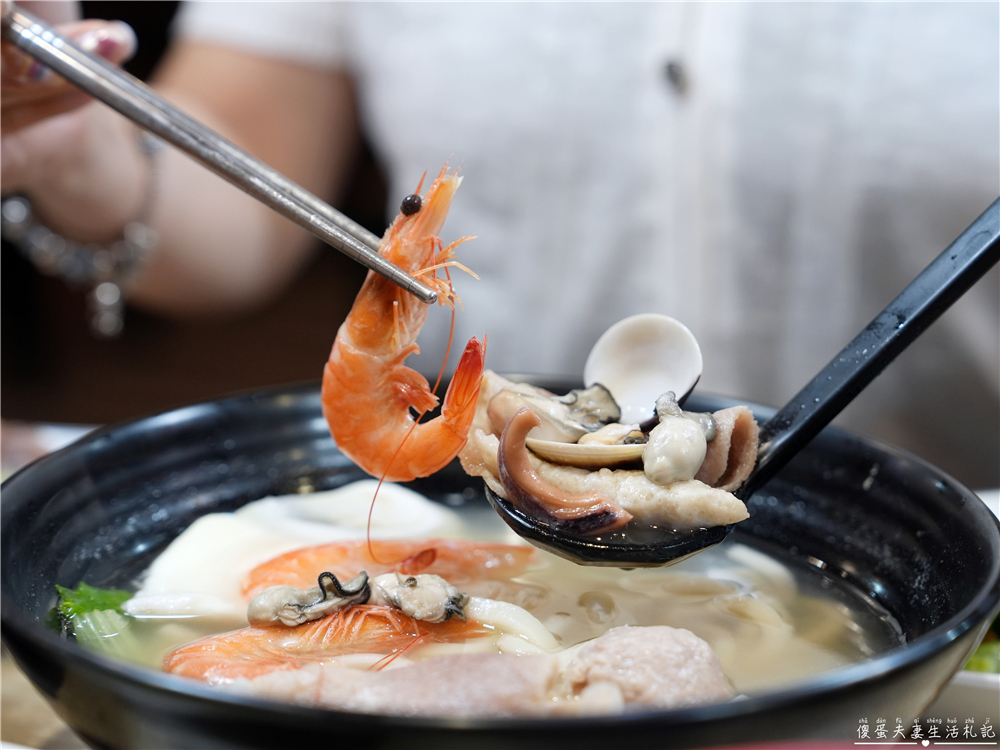 【苗栗頭份美食】『戀上麵線』不只有麵線!肉圓、油飯、鍋燒通通吃得到,豐盛的在地日常小吃! @傻蛋夫妻生活札記 【苗栗頭份美食】『戀上麵線』不只有麵線!肉圓、油飯、鍋燒通通吃得到,豐盛的在地日常小吃! @傻蛋夫妻生活札記