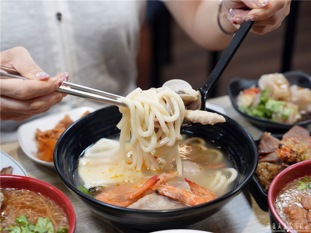 【苗栗頭份美食】『戀上麵線』不只有麵線!肉圓、油飯、鍋燒通通吃得到,豐盛的在地日常小吃! @傻蛋夫妻生活札記 【苗栗頭份美食】『戀上麵線』不只有麵線!肉圓、油飯、鍋燒通通吃得到,豐盛的在地日常小吃! @傻蛋夫妻生活札記