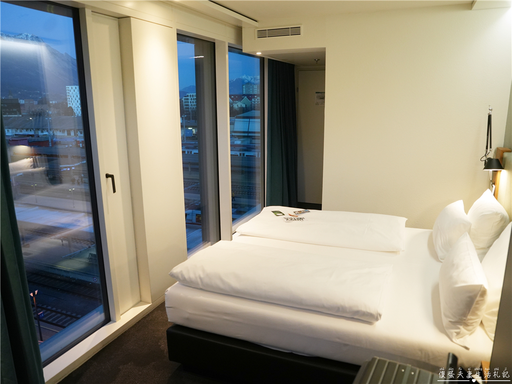 【奧地利因斯布魯克住宿】『Motel One Innsbruck』坐擁阿爾卑斯山景!因斯布魯克車站旁高質感精品旅店~ @傻蛋夫妻生活札記 【奧地利因斯布魯克住宿】『Motel One Innsbruck』坐擁阿爾卑斯山景!因斯布魯克車站旁高質感精品旅店~ @傻蛋夫妻生活札記