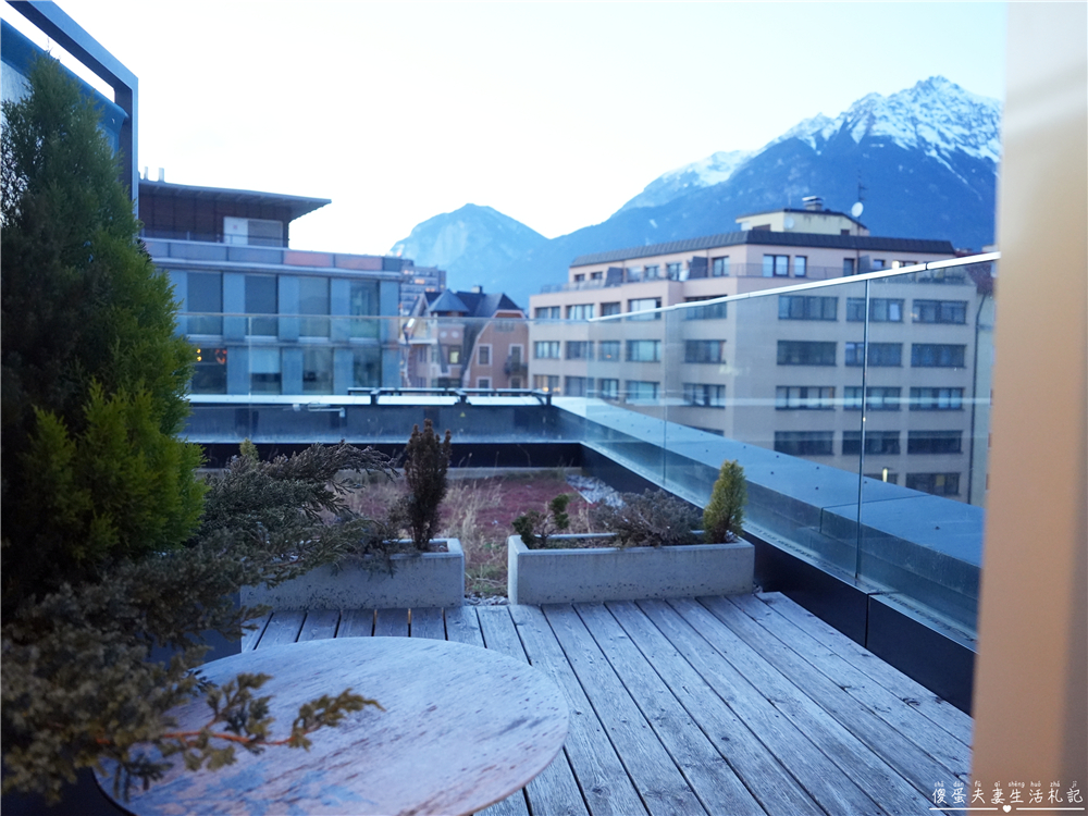 【奧地利因斯布魯克住宿】『Motel One Innsbruck』坐擁阿爾卑斯山景！因斯布魯克車站旁高質感精品旅店~ @傻蛋夫妻生活札記