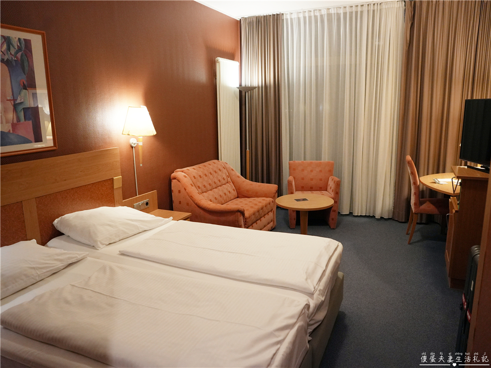 【德國加爾米施-帕滕基興住宿】『肯尼格索夫酒店 / Hotel K&ouml;nigshof』GP小鎮火車站旁！房間寬敞還附早餐喔~~ @傻蛋夫妻生活札記