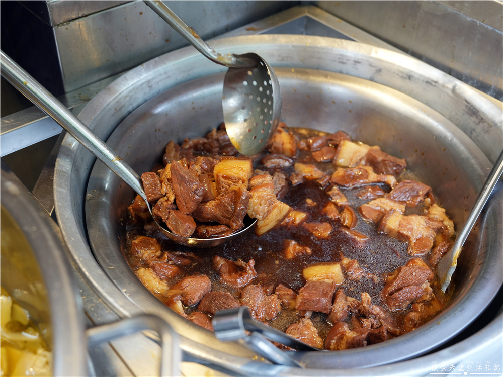 【苗栗市美食】『阿亮伯』南苗市場周末限定的人氣熟食攤！豬腳、滷味、水餃一次買回家！ @傻蛋夫妻生活札記