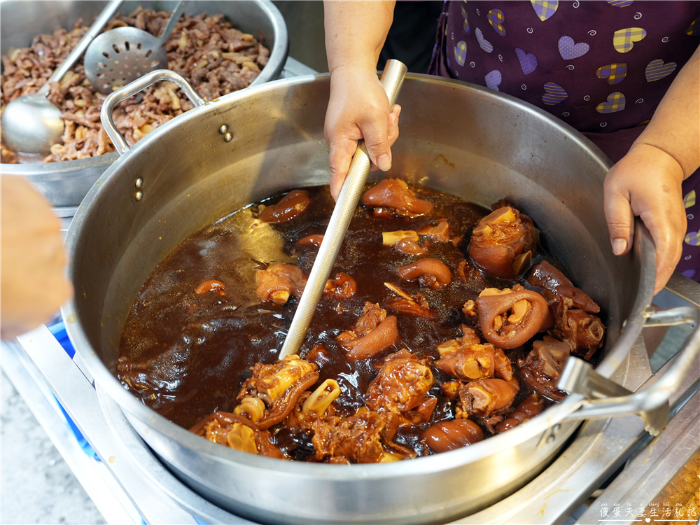 【苗栗市美食】『阿亮伯』南苗市場周末限定的人氣熟食攤！豬腳、滷味、水餃一次買回家！ @傻蛋夫妻生活札記