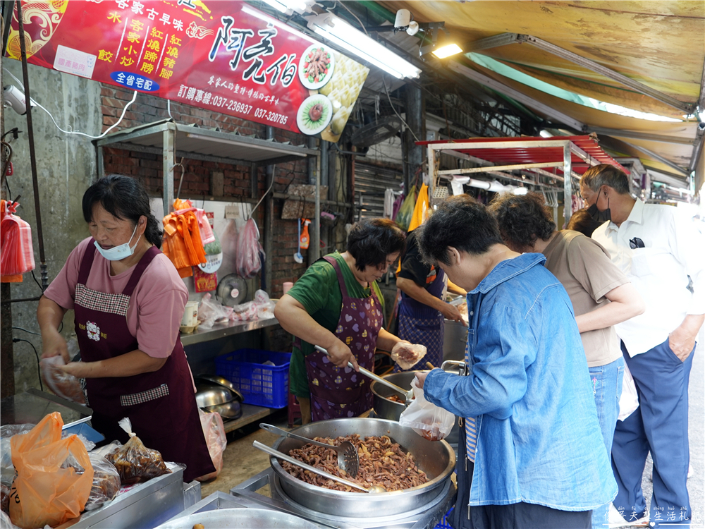 【苗栗市美食】『阿亮伯』南苗市場周末限定的人氣熟食攤！豬腳、滷味、水餃一次買回家！ @傻蛋夫妻生活札記