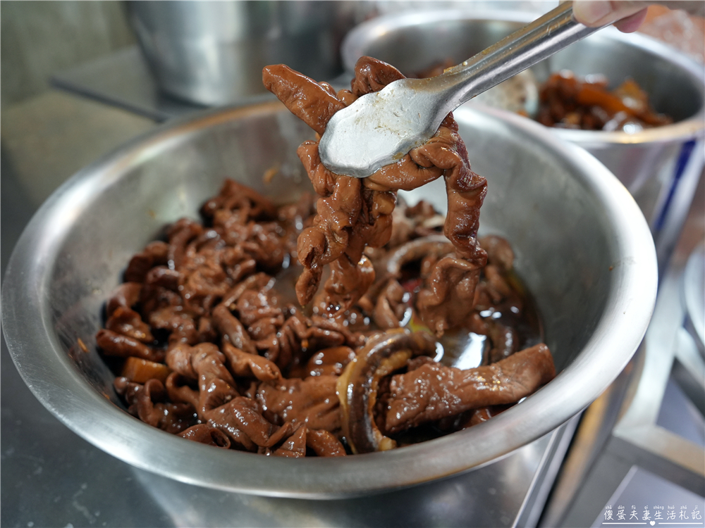【苗栗市美食】『阿亮伯』南苗市場周末限定的人氣熟食攤！豬腳、滷味、水餃一次買回家！ @傻蛋夫妻生活札記