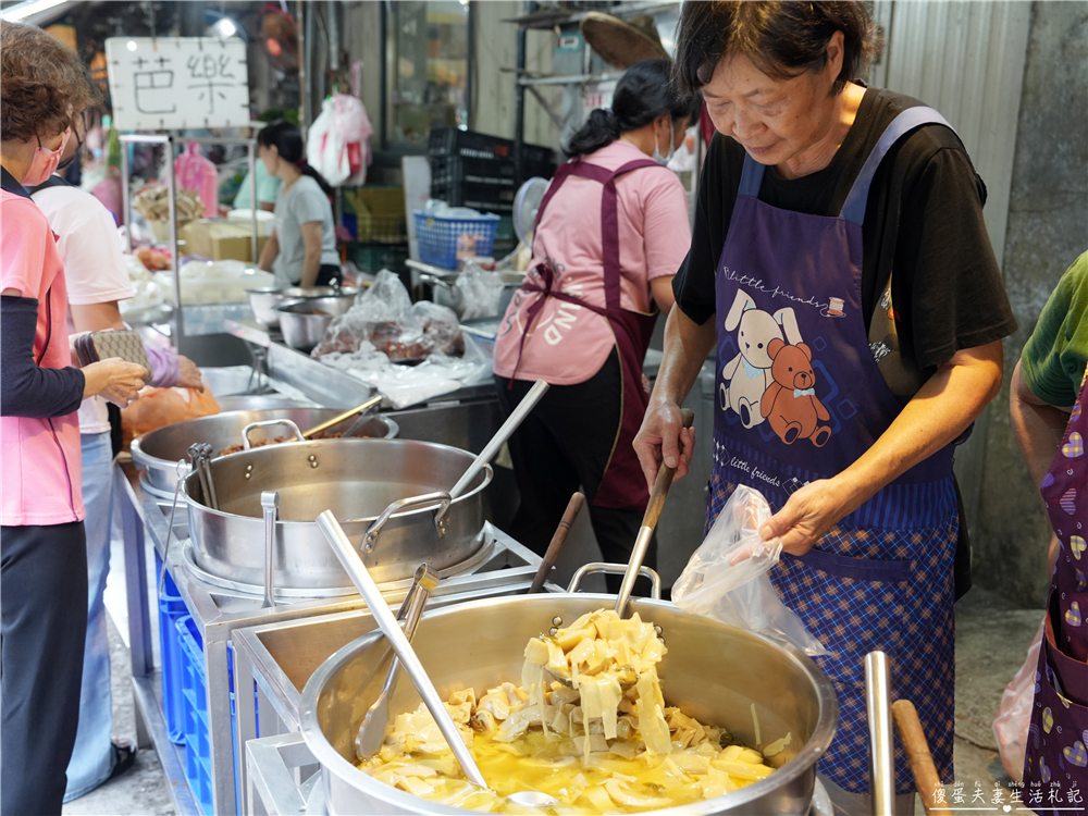 【苗栗市美食】『阿亮伯』南苗市場周末限定的人氣熟食攤！豬腳、滷味、水餃一次買回家！ @傻蛋夫妻生活札記