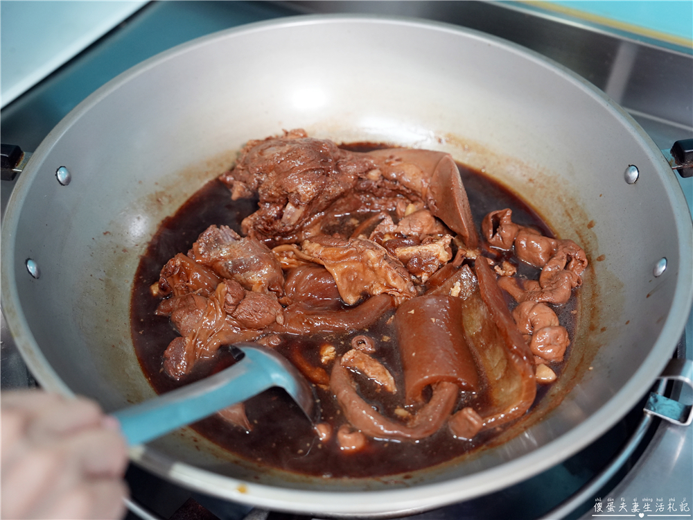 【苗栗市美食】『阿亮伯』南苗市場周末限定的人氣熟食攤！豬腳、滷味、水餃一次買回家！ @傻蛋夫妻生活札記